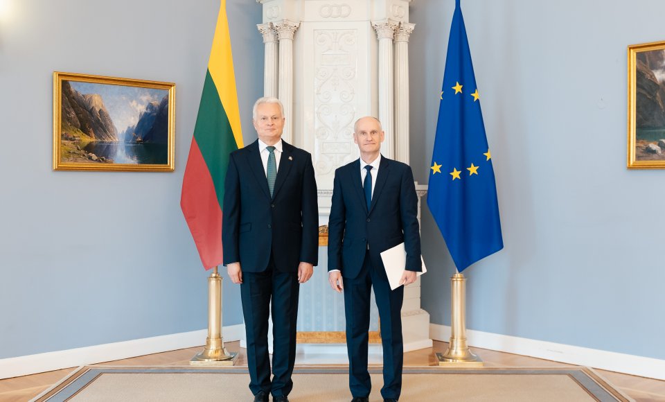 Prezidentas įteikė skiriamuosius raštus Lietuvos Respublikos ambasadoriui Jungtiniuose Arabų Emyratuose Ernestui Mickui